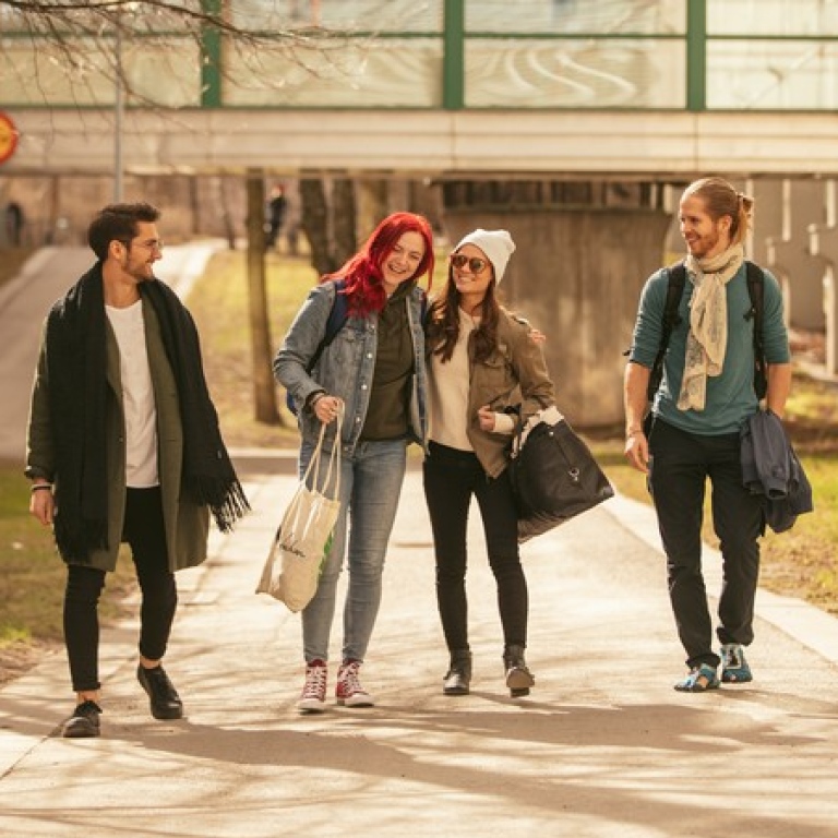 Studenter som promenerar tillsammans på campus